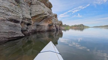 Fort Collins, Colorado yakınlarındaki Horsetooth Barajı 'nın kumtaşı kanyonunda kano ya da kano - POV Paddler perspektifi