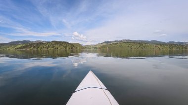 Fort Collins, Colorado yakınlarındaki Rocky Dağları eteklerinde kayak ya da kano sporu - POV Paddler perspektifi