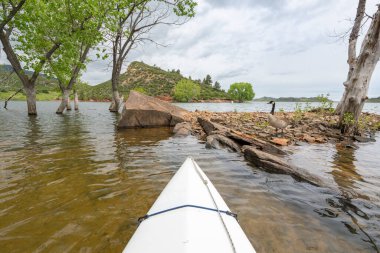 Fort Collins, Colorado yakınlarındaki Rocky Dağları eteklerinde kayak ya da kano sporu - POV Paddler perspektifi
