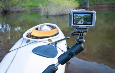 Fort Collins, CO, ABD - 21 Mayıs 2025: Su geçirmez DJI Action 5 kamera güverteli bir kano üzerinde RAM monte edildi.