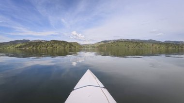 Fort Collins, Colorado yakınlarındaki Rocky Dağları eteklerinde kayak ya da kano sporu - POV Paddler perspektifi