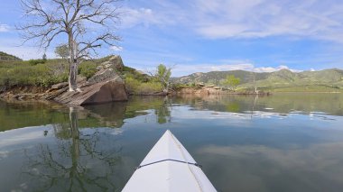 Fort Collins, Colorado yakınlarındaki sakin Horsetooth Rezervuarında kano ya da kano gezisi - POV Paddler perspektifi