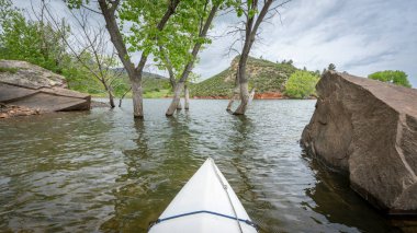 Fort Collins, Colorado yakınlarındaki Rocky Dağları eteklerinde kayak ya da kano sporu - POV Paddler perspektifi