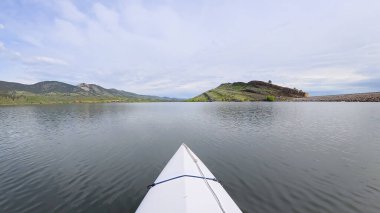 Fort Collins, Colorado yakınlarındaki Rocky Dağları eteklerinde kayak ya da kano sporu - POV Paddler perspektifi