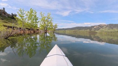 Fort Collins, Colorado yakınlarındaki Rocky Dağları eteklerinde kayak ya da kano sporu - POV Paddler perspektifi