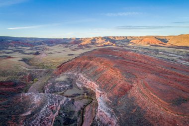 Kuzey Colorado 'daki Rocky Dağları' nın eteklerinde gün batımı kırmızı kumtaşı ve kanyonlarla, hava manzaralı.