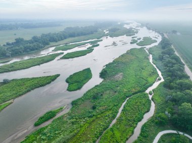 Platte Nehri üzerinde sisli yaz gündoğumu ve Kerney, Nebraska yakınlarında düzlükler