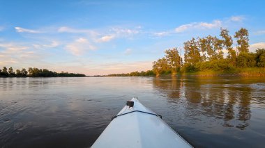Waverly 'nin aşağısındaki Hills Adası yakınlarındaki Mlssouri Nehri' nde kano ya da kano sporu.