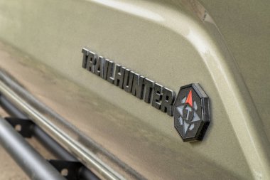 Fort Collins CO, ABD - 8 Ağustos 2025: Toyota Tacoma Trailhunter kamyonunun ayrıntıları ve logosu.