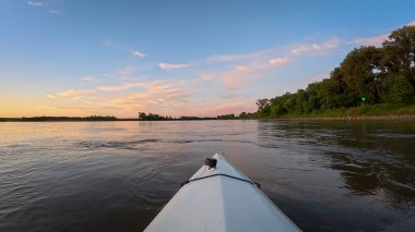 Waverly 'nin aşağısındaki Hills Adası yakınlarındaki Mlssouri Nehri' nde kano ya da kano sporu.