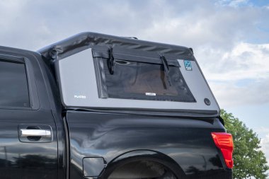 Lothe, CO, ABD - 22 Ağustos 2025: Şişirilebilir, hafif ve depolanabilir top orta boy bir kamyonet yatağında Flated.