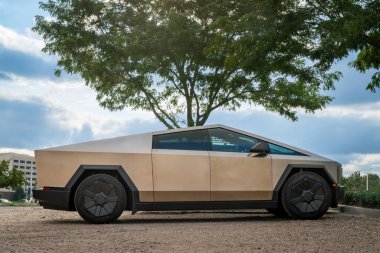 Lothe, CO, ABD - 22 Ağustos 2025: Tesla Cybertruck - Fütürist, açısal tasarım, paslanmaz çelik dış iskelet ile macera ve konfor için inşa edilmiş elektrikli hizmet kamyonu.