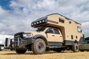 Lothe, CO, ABD - 22 Ağustos 2025: Hikayeci Overland GXV HILT, Dodge RAM 5500 şasesi üzerine inşa edilmiş off-road macera kamyonu.