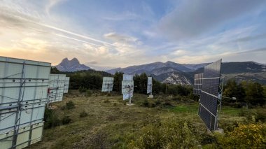 Katalonya 'daki Pedraforca dağının eteklerindeki Sierra del Cadi' deki güneş panelleri.