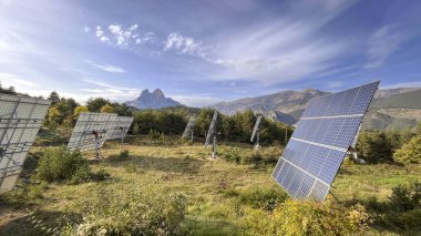 Katalonya 'daki Pedraforca dağının eteklerindeki Sierra del Cadi' deki güneş panelleri.