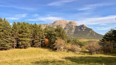 Katalonya 'nın Lleida ilindeki Pedraforca dağının çevresindeki Sierra del Cadi' de sonbahar manzarası