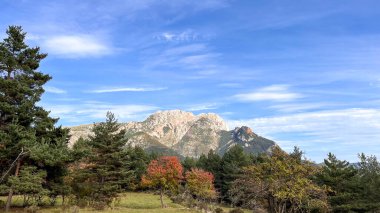 Katalonya 'nın Lleida ilindeki Pedraforca dağının çevresindeki Sierra del Cadi' de sonbahar manzarası