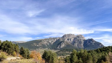 Katalonya 'nın Lleida ilindeki Pedraforca dağının çevresindeki Sierra del Cadi' de sonbahar manzarası