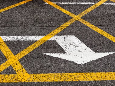 Barselona 'da bir caddenin asfaltına trafik çizgileri çizilmiş.