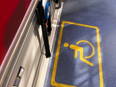 Otobüste farklı yetenekleri olan insanlar için alan