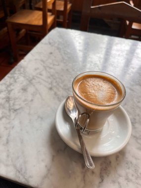 Bir fincan macchiato kahvesi.