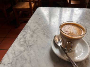 Bir fincan macchiato kahvesi.