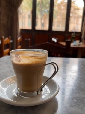 Bir fincan macchiato kahvesi.