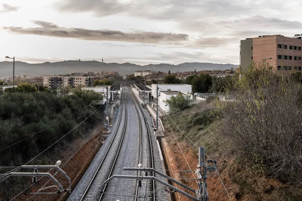 スペインのバルセロナ州のサンクガト バレス市内のVolpeleres通勤電車の駅の空中ビュー — ストック写真