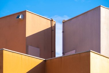 Geometrik şekilleri ve renkleri olan bir binanın ön cephesinin ayrıntıları