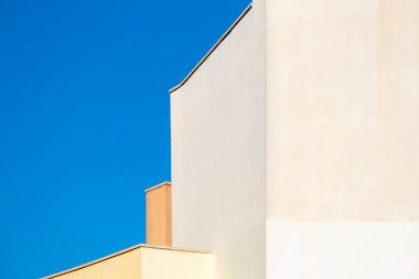 Geometrik şekilleri ve renkleri olan bir binanın ön cephesinin ayrıntıları