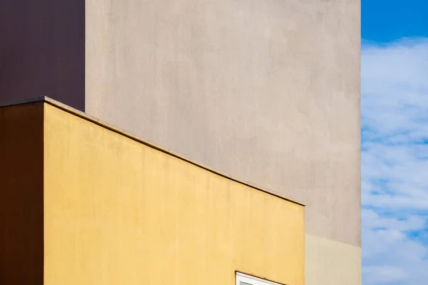 Detail Der Fassade Eines Gebäudes Mit Geometrischen Formen Und Farben — Stockfoto