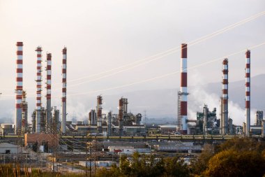 Petrokimya fabrikasındaki sanayi arazisi