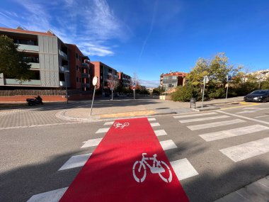 Barcelona 'daki Sant Cugat del Valles şehrinde bisiklet için özel bir şeritte trafik ışığı