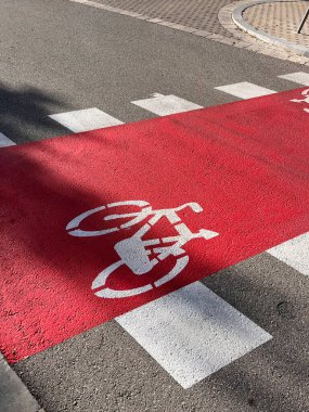 Barcelona 'daki Sant Cugat del Valles şehrinde bisiklet için özel bir şeritte trafik ışığı
