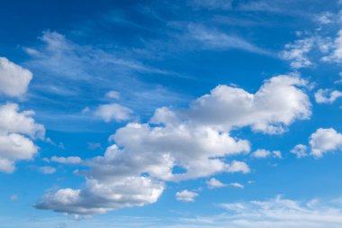 Mavi gökyüzünde beyaz bulutlar