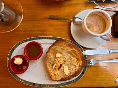 Geleneksel Madrid kahvaltısı sütlü kahve ve ızgara kruvasanla.