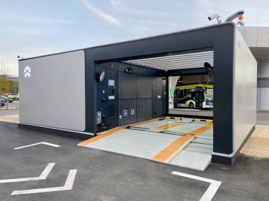 Zusmarshausen, Almanya - 6 Kasım 2022: NIO marka elektrikli aracın Almanya 'da Augsburg yakınlarındaki Zusmarshausen' deki Sortimo şarj parkında açılan ilk akü değiştirme istasyonu