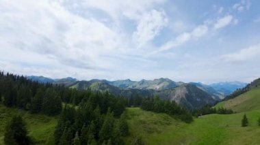 Avusturya 'da Saalbach Hinterglemm dağlarının İHA' sı.