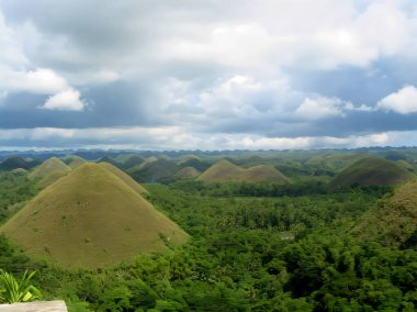 Bohol Filipinleri 'nde Sagbayan, Batuan, Carmen, Bilar, Sierra Bullones ve Valencia' ya dağılan Çikolata Tepeleri 'nin fotoğrafı çalışma projesi yönetiminde veya Art Deco stilinde yapıldı.