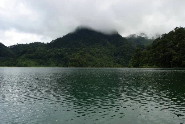 照片是菲律宾东部内格罗斯省Balinsasayao湖和Danao湖周围的Balinsasayao双子湖自然公园 — 图库照片