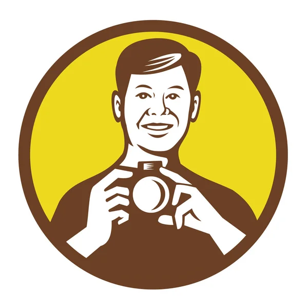 一名亚洲同性恋摄影师手持数码相机 在黑白照片背景下 从前置内圈观看的复古风格图片说明 — 图库矢量图片