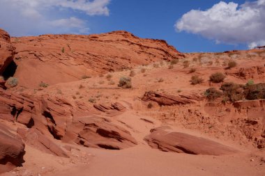 Navajo Yukarı Antilop Kanyonu 'nun arka ya da arka girişinin fotoğrafı Powell Gölü' ndeki Navajo Kabile Parkı, Page, Arizona 'nın doğusu, ABD.