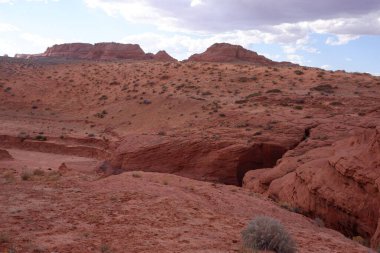 Navajo Yukarı Antilop Kanyonu 'nun arka ya da arka girişinin fotoğrafı Powell Gölü' ndeki Navajo Kabile Parkı, Page, Arizona 'nın doğusu, ABD.