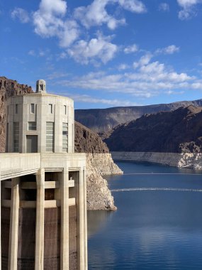 Hoover Barajı 'nın fotoğrafı. Boulder City' deki Colorado Nehri 'nin Kara Kanyonu' ndaki beton kemer yerçekimi barajı..