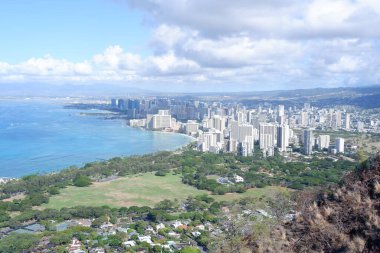 Hawaii ABD 'nin Oahu adasındaki Honolulu County' deki Diamond Head Krateri 'nden Waikiki Bölgesi' nin görüntüsü.