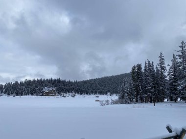 Echo Gölü 'nün, kışın ABD' nin Colorado eyaletindeki Rocky Dağları 'ndaki Idaho Springs yakınlarında Blue Sky Dağı' nın yanında çekilmiş fotoğrafı.. 