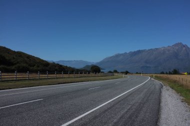 Queenstown ve Glenorchy yakınlarındaki Olağanüstü Dağ Sıradağları 'nın fotoğrafı. Otago bölgesi, Yeni Zelanda' nın Güney Adası..