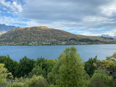 Wakatipu Gölü 'nün fotoğrafı Frankton Sahili, Queenstown' dan Yeni Zelanda 'nın Güney Adası' nın Otago bölgesinde görülüyor..