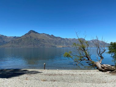 Göl manzaralı Wakatipu Gölü ya da Whakatipu wai-maori ve Yeni Zelanda 'nın Güney Adası, Otago bölgesindeki The Remarkables.