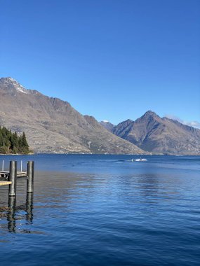 Fotoğraf: Wakatipu Gölü veya Whakatipu wai-maori ve The Remarkables in Queenstown, Otago, Güney Zelanda.